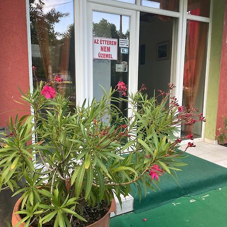 Tifani Szallo Hotel Balatonlelle Bagian luar foto