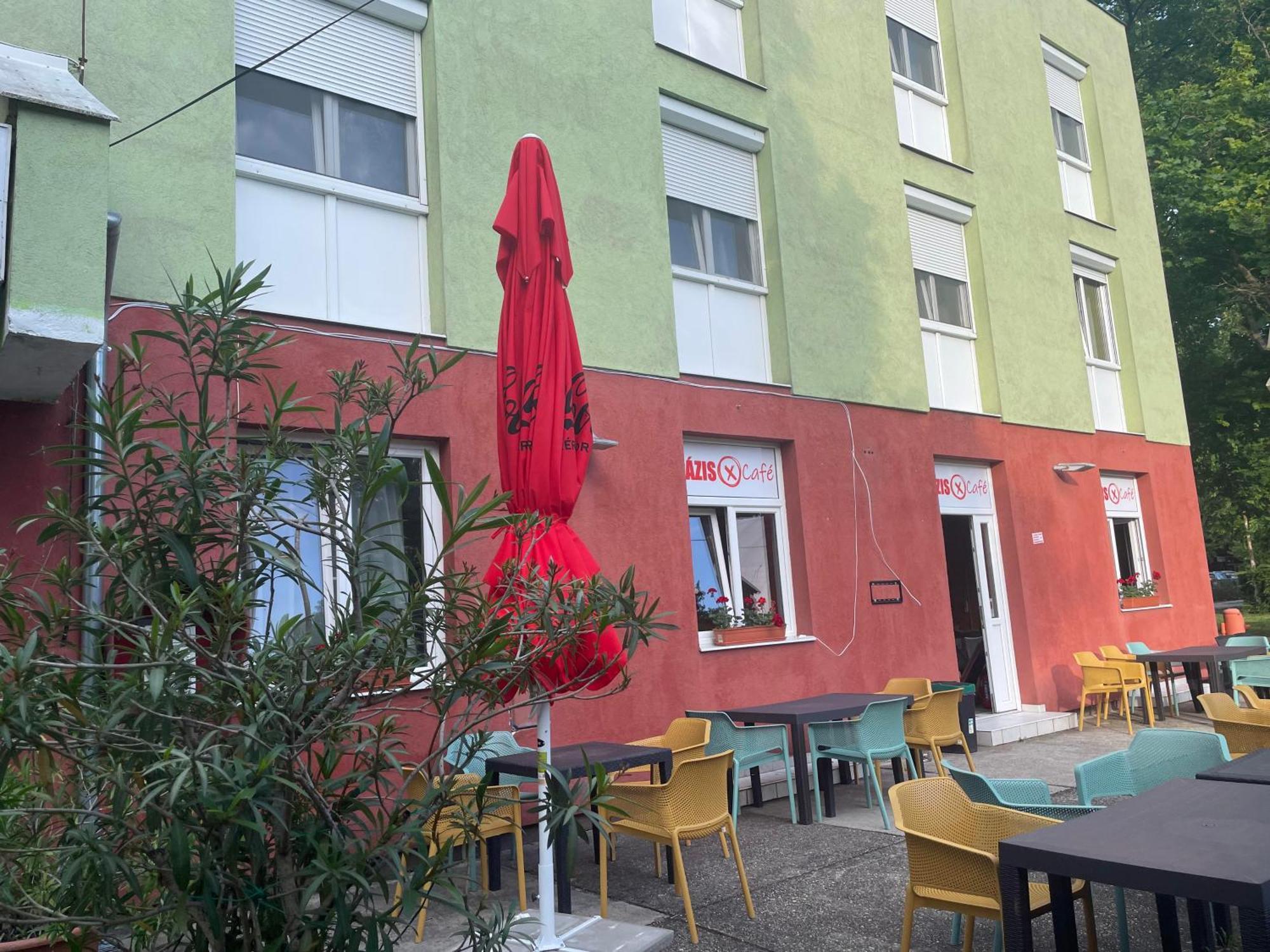 Tifani Szallo Hotel Balatonlelle Bagian luar foto
