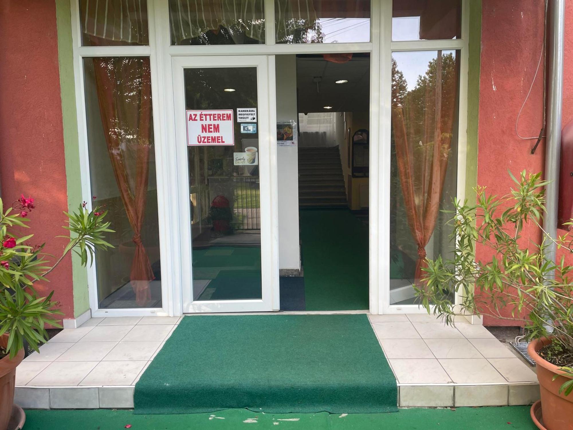 Tifani Szallo Hotel Balatonlelle Bagian luar foto