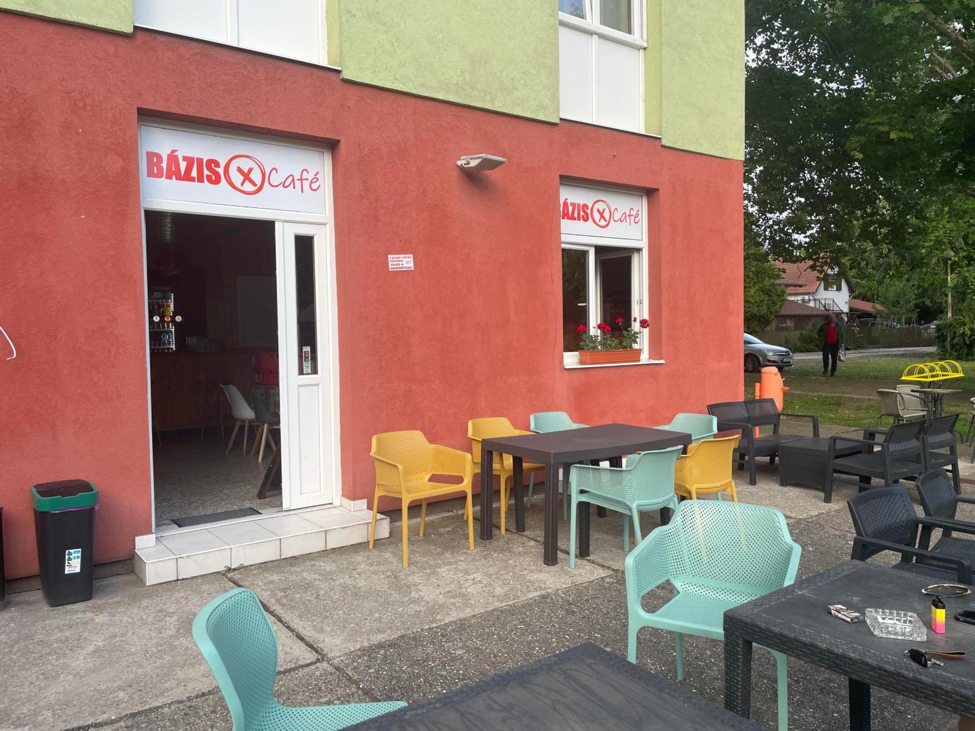 Tifani Szallo Hotel Balatonlelle Bagian luar foto