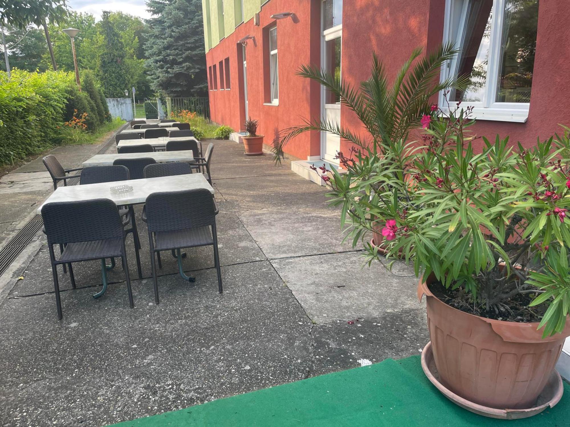 Tifani Szallo Hotel Balatonlelle Bagian luar foto