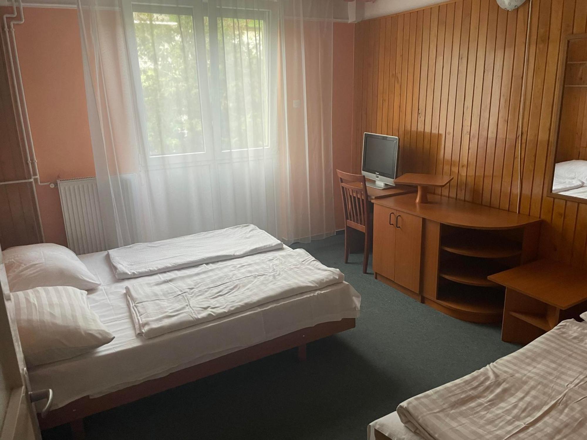 Tifani Szallo Hotel Balatonlelle Bagian luar foto