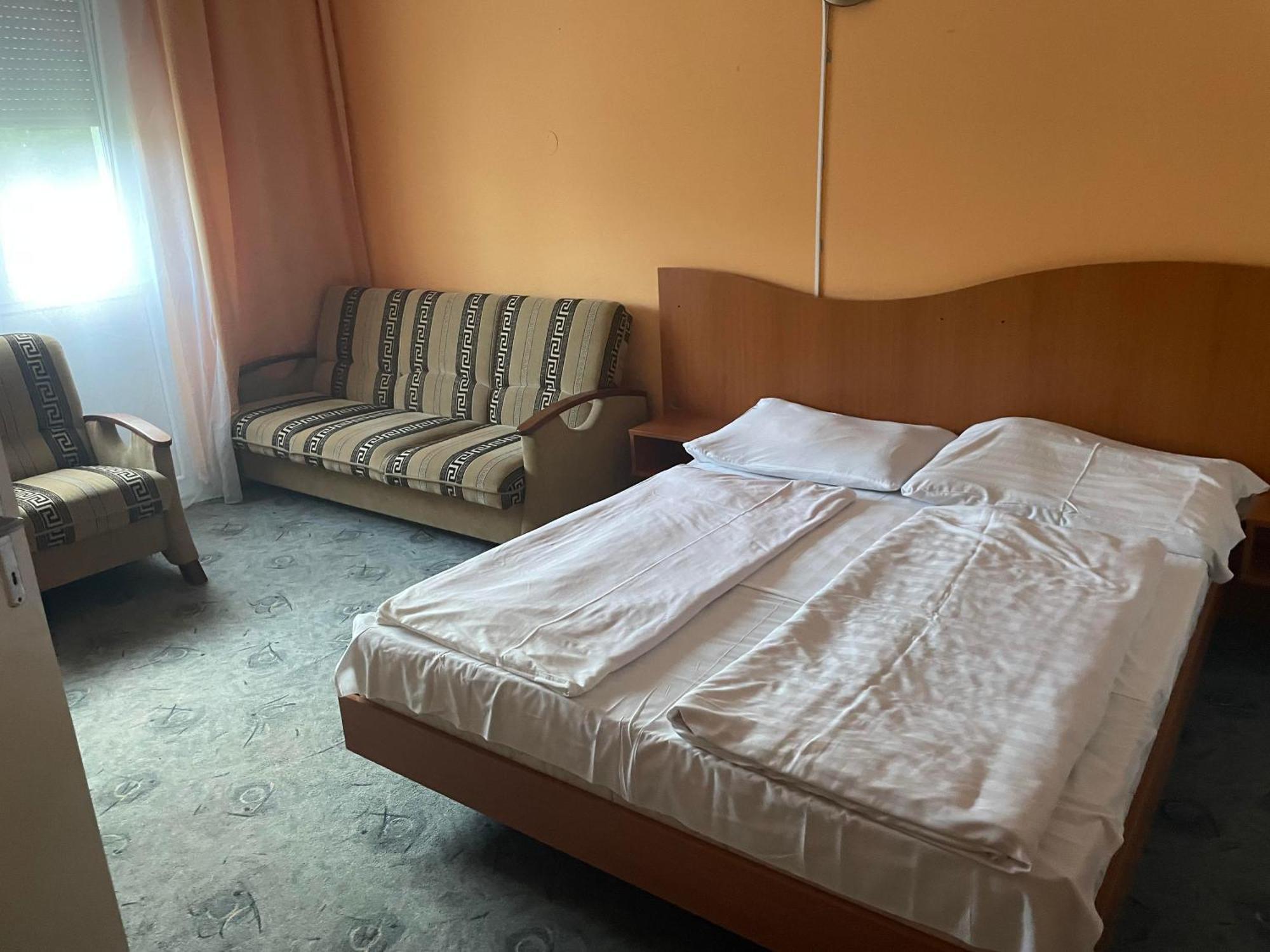 Tifani Szallo Hotel Balatonlelle Bagian luar foto
