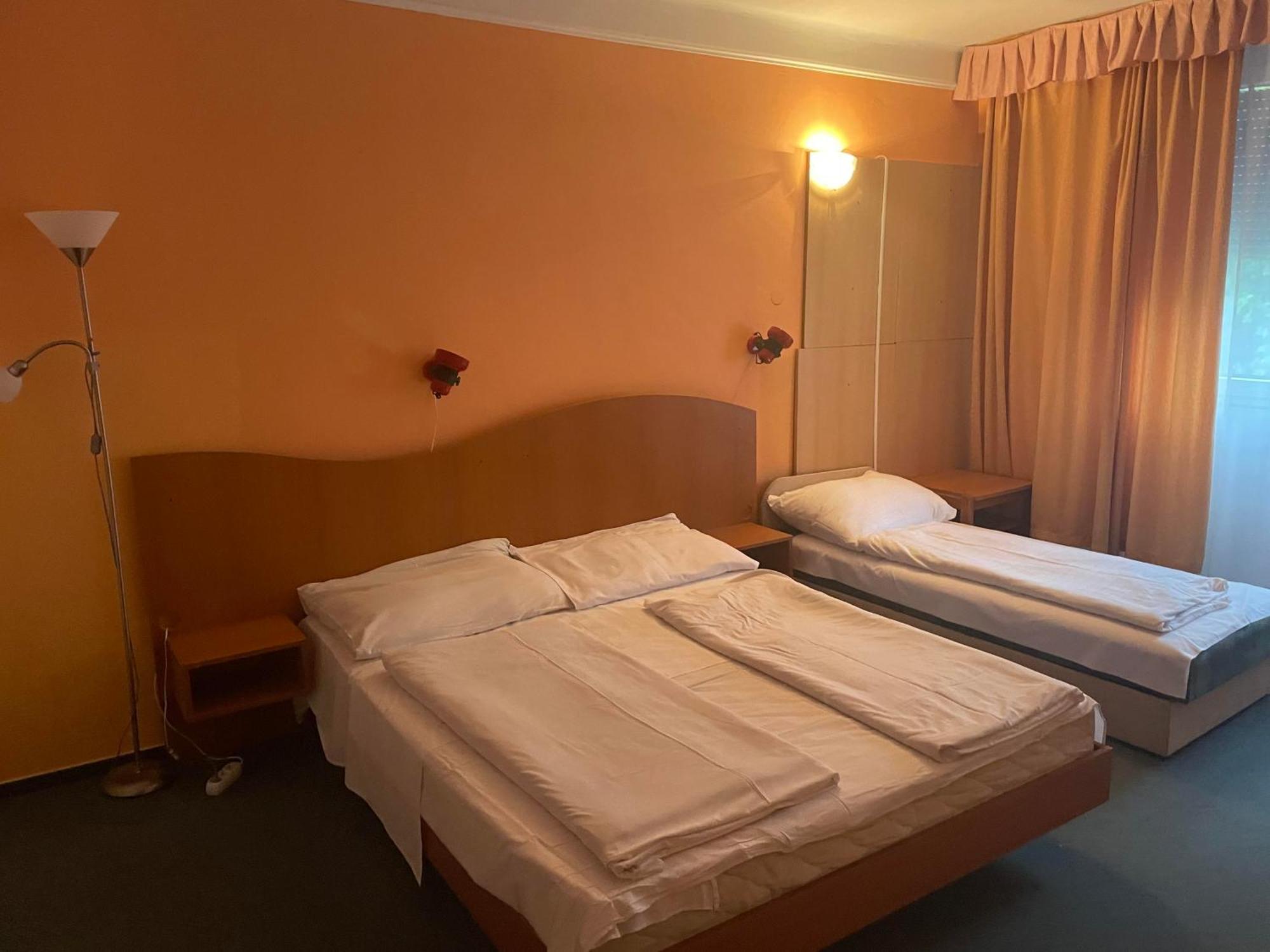 Tifani Szallo Hotel Balatonlelle Bagian luar foto