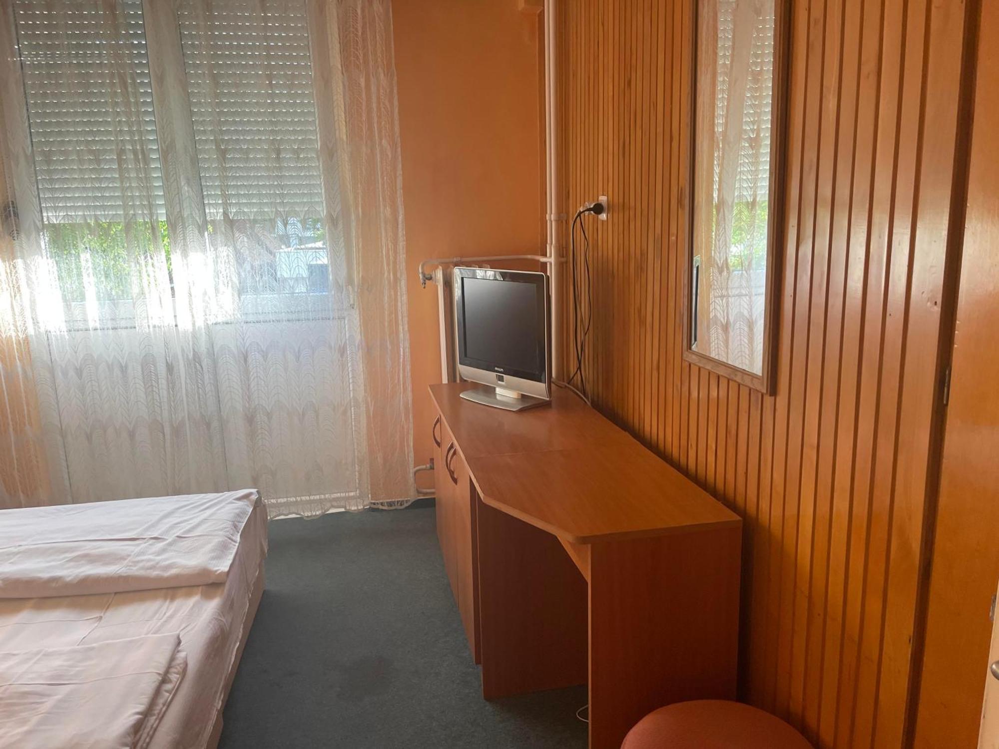 Tifani Szallo Hotel Balatonlelle Bagian luar foto