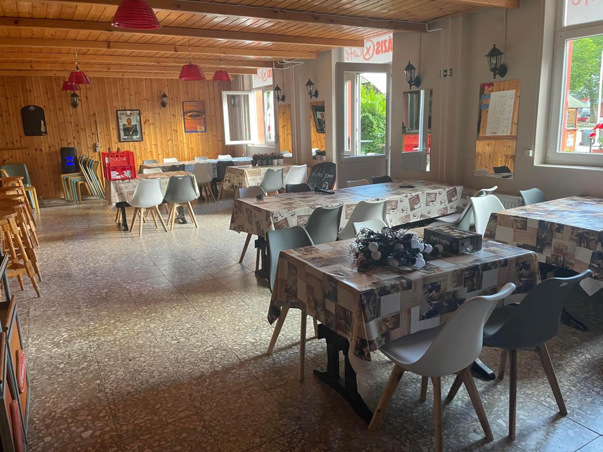 Tifani Szallo Hotel Balatonlelle Bagian luar foto