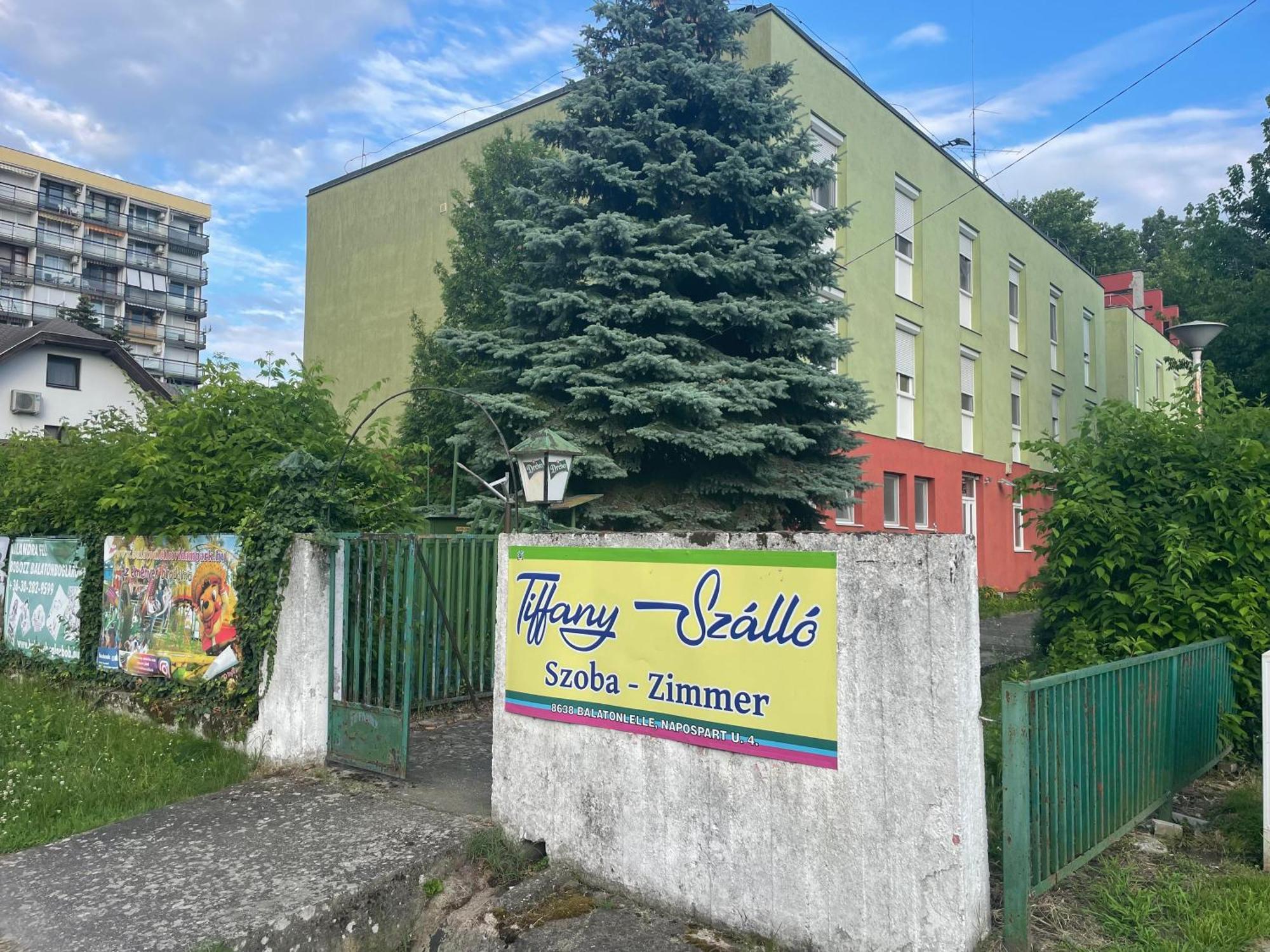Tifani Szallo Hotel Balatonlelle Bagian luar foto