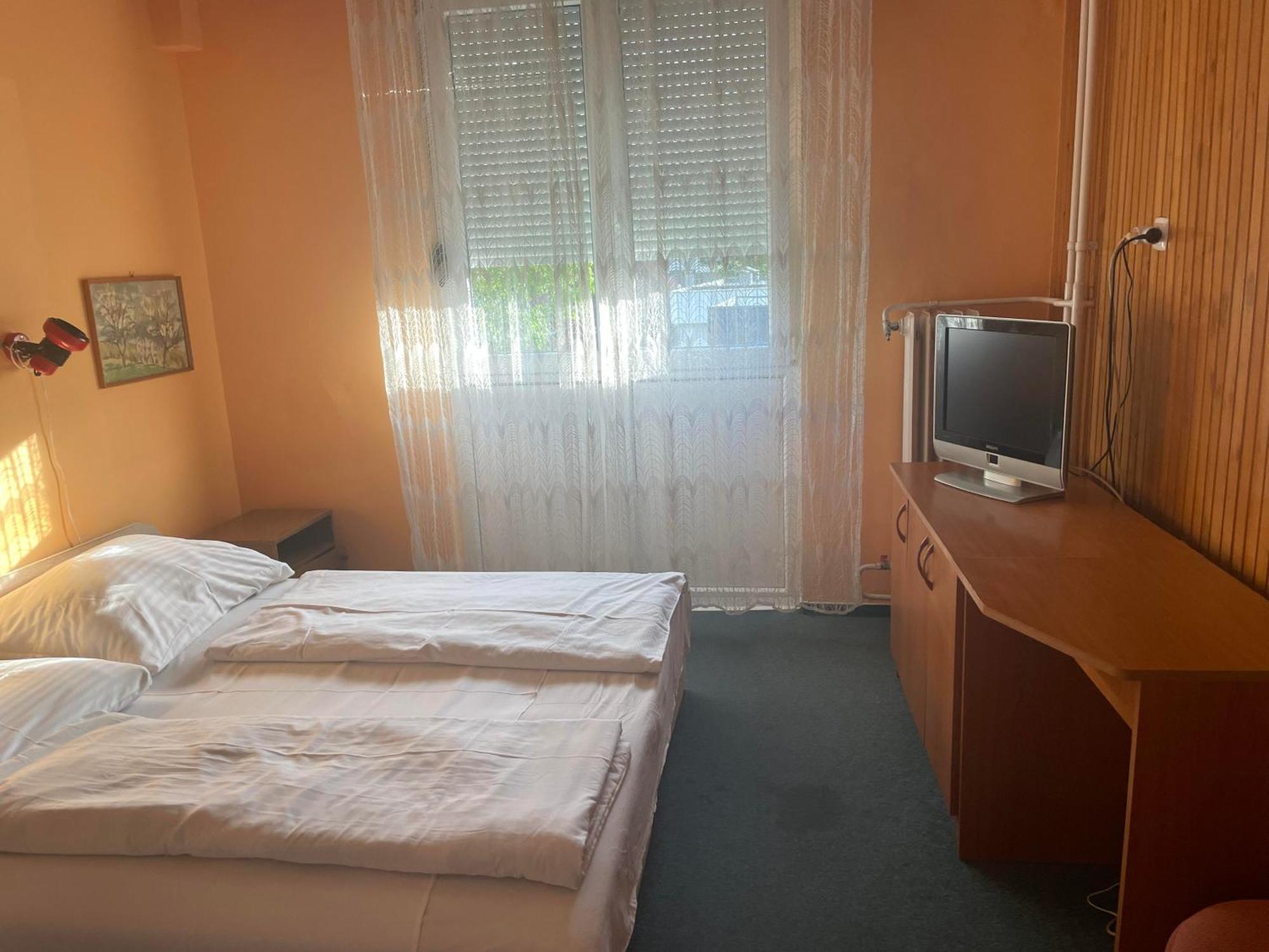 Tifani Szallo Hotel Balatonlelle Bagian luar foto