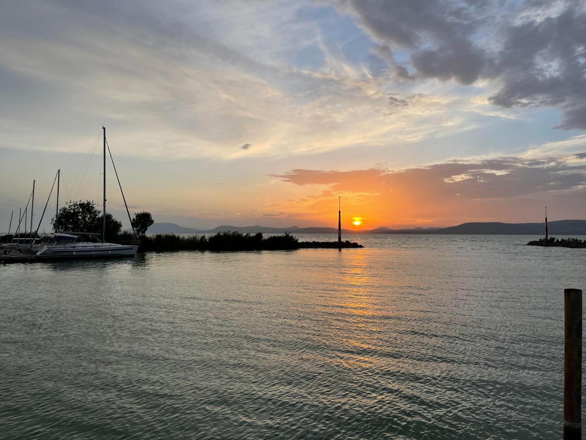 Tifani Szallo Hotel Balatonlelle Bagian luar foto